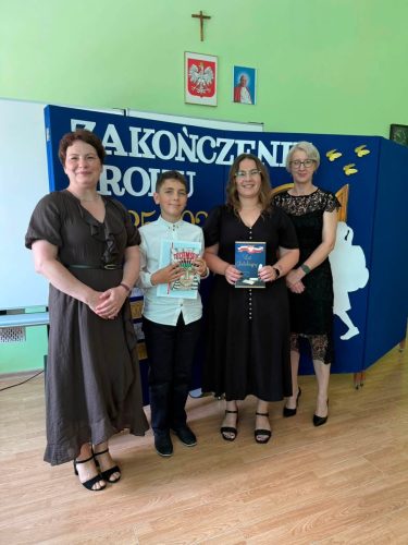 Wreczenie-wyroznien-dla-uczniow-i-listow-gratuacyjnych-dla-rodzicow-3