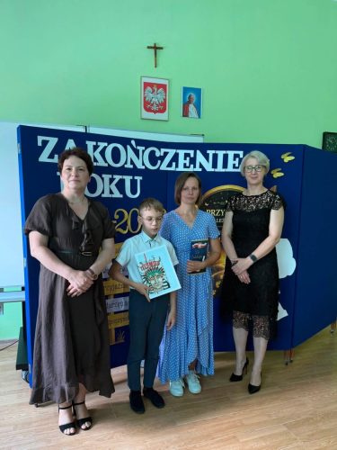 Wreczenie-wyroznien-dla-uczniow-i-listow-gratuacyjnych-dla-rodzicow-4