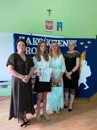 Wreczenie-wyroznien-dla-uczniow-i-listow-gratuacyjnych-dla-rodzicow-5