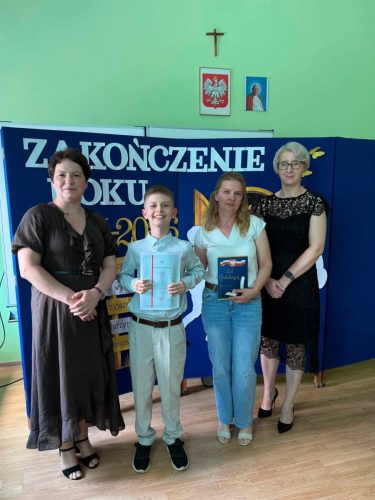 Wreczenie-wyroznien-dla-uczniow-i-listow-gratuacyjnych-dla-rodzicow-6