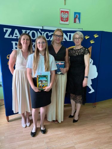 Wreczenie-wyroznien-dla-uczniow-i-listow-gratuacyjnych-dla-rodzicow-7