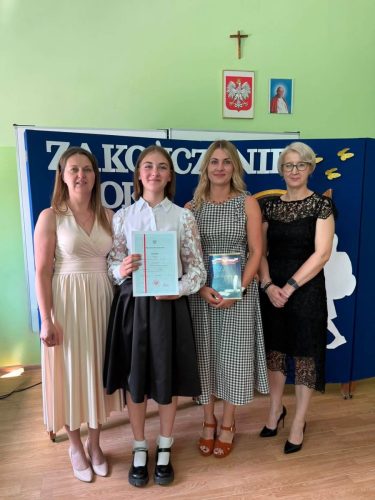 Wreczenie-wyroznien-dla-uczniow-i-listow-gratuacyjnych-dla-rodzicow-8