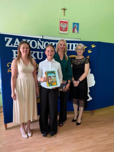 Wreczenie-wyroznien-dla-uczniow-i-listow-gratuacyjnych-dla-rodzicow-9