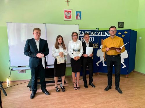 Wreczie-dyplomow-przez-Kapelmistrza-Orkiestry-Detej-1
