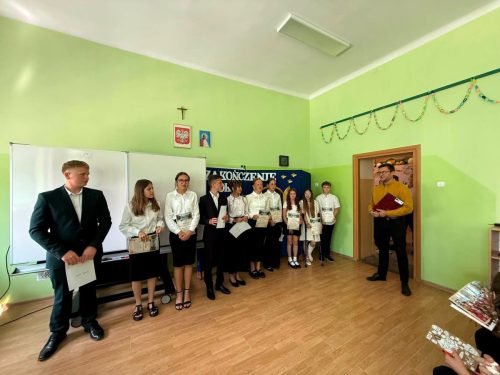 Wreczie-dyplomow-przez-Kapelmistrza-Orkiestry-Detej-2