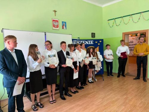 Wreczie-dyplomow-przez-Kapelmistrza-Orkiestry-Detej-3