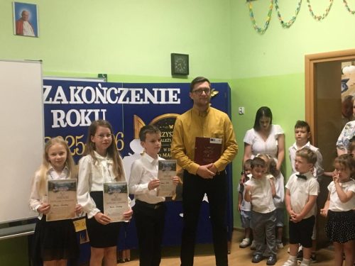 Wreczie-dyplomow-przez-Kapelmistrza-Orkiestry-Detej-5