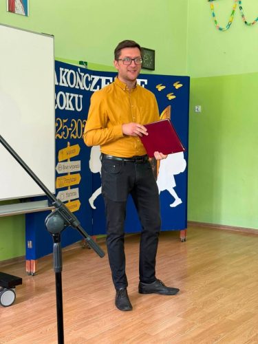 Wreczie-dyplomow-przez-Kapelmistrza-Orkiestry-Detej