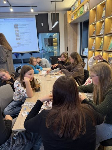 Uczniowie-klasy-VI-VIII-na-warsztatach-w-Publicznej-Bibliotece-10