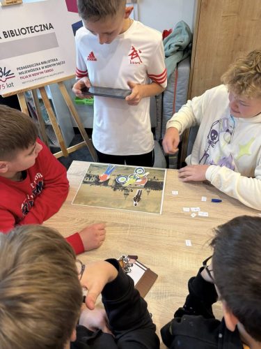 Uczniowie-klasy-VI-VIII-na-warsztatach-w-Publicznej-Bibliotece-11