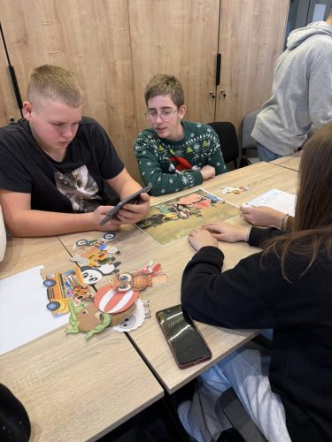 Uczniowie-klasy-VI-VIII-na-warsztatach-w-Publicznej-Bibliotece-12