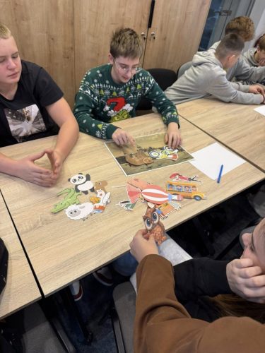 Uczniowie-klasy-VI-VIII-na-warsztatach-w-Publicznej-Bibliotece-3