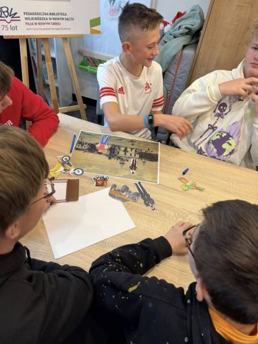 Uczniowie-klasy-VI-VIII-na-warsztatach-w-Publicznej-Bibliotece-4