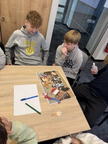 Uczniowie-klasy-VI-VIII-na-warsztatach-w-Publicznej-Bibliotece-5