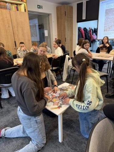 Uczniowie-klasy-VI-VIII-na-warsztatach-w-Publicznej-Bibliotece-9