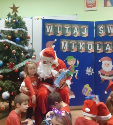 Dzieci-podczas-wizyty-w-szkole-Swietego-Mikolaja-1