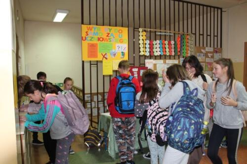 Uczniowie-na-korytarzu-szkolnym-podczas-wyborow-do-Samorzadu-Uczniowskiego-6