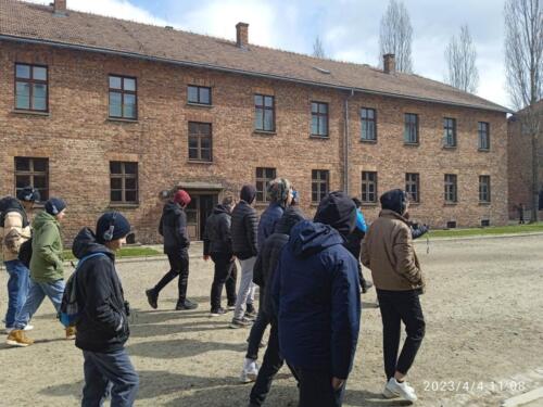 Uczniowie-klasy-VIII-podczas-wycieczki-do-nazistowskiego-obozu-koncentracyjnego-i-zaglady-Auschwitz-Birkenau-w-Oswiecimiu-1