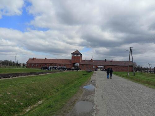 Uczniowie-klasy-VIII-podczas-wycieczki-do-nazistowskiego-obozu-koncentracyjnego-i-zaglady-Auschwitz-Birkenau-w-Oswiecimiu-12