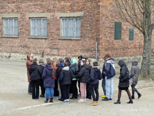 Uczniowie-klasy-VIII-podczas-wycieczki-do-nazistowskiego-obozu-koncentracyjnego-i-zaglady-Auschwitz-Birkenau-w-Oswiecimiu-16