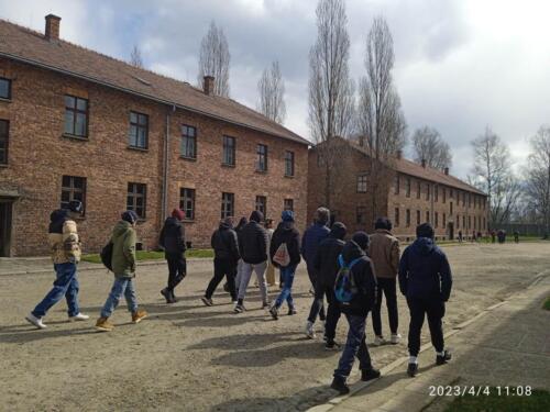 Uczniowie-klasy-VIII-podczas-wycieczki-do-nazistowskiego-obozu-koncentracyjnego-i-zaglady-Auschwitz-Birkenau-w-Oswiecimiu-2