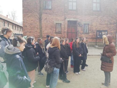 Uczniowie-klasy-VIII-podczas-wycieczki-do-nazistowskiego-obozu-koncentracyjnego-i-zaglady-Auschwitz-Birkenau-w-Oswiecimiu-28