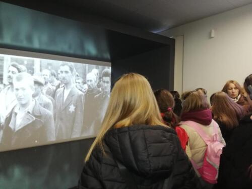 Uczniowie-klasy-VIII-podczas-wycieczki-do-nazistowskiego-obozu-koncentracyjnego-i-zaglady-Auschwitz-Birkenau-w-Oswiecimiu-30