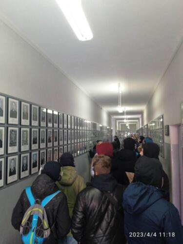 Uczniowie-klasy-VIII-podczas-wycieczki-do-nazistowskiego-obozu-koncentracyjnego-i-zaglady-Auschwitz-Birkenau-w-Oswiecimiu-5