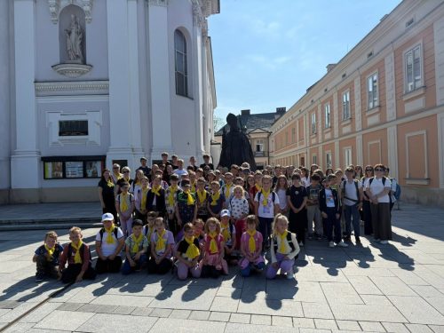 Wycieczka-do-Wadowic-zdjeciwe-grupowe-przed-pomnikiem-Ojca-Swietego-1