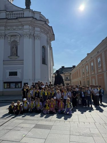 Wycieczka-do-Wadowic-zdjeciwe-grupowe-przed-pomnikiem-Ojca-Swietego
