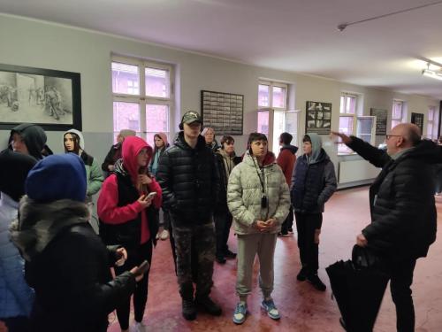 Wycieczka-uczniow-kl.-8-do-Miejsca-Pamieci-i-Muzeum-Auschwitz-Birkenau-5