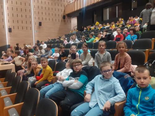 Uczniowie-kl.-I-III-i-dzieci-z-oddzialu-0-na-spektaklu-teatralnym-pt.-Przyjaciele-z-Bullerbyn-w-MOK-w-Nowym-Targu-1