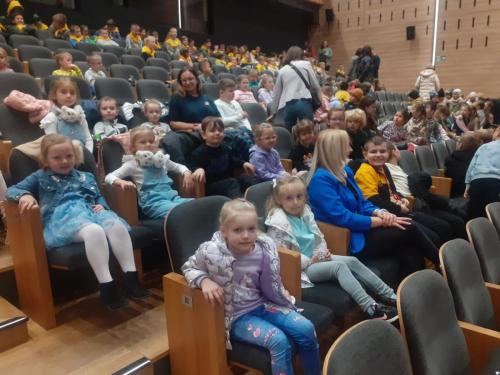 Uczniowie-kl.-I-III-i-dzieci-z-oddzialu-0-na-spektaklu-teatralnym-pt.-Przyjaciele-z-Bullerbyn-w-MOK-w-Nowym-Targu-2