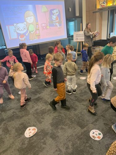 Przedszkolaki-podczas-warsztatow-w-Bibliotece-Pedagogicznej-3