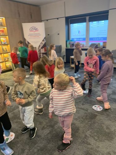 Przedszkolaki-podczas-warsztatow-w-Bibliotece-Pedagogicznej-4