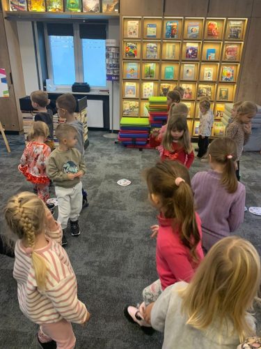 Przedszkolaki-podczas-warsztatow-w-Bibliotece-Pedagogicznej-5