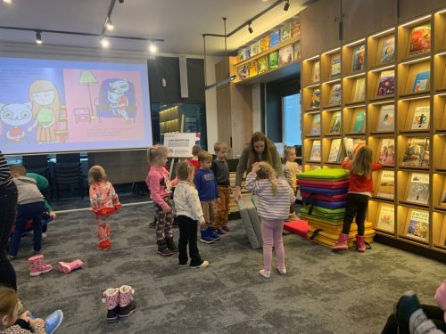 Przedszkolaki-podczas-warsztatow-w-Bibliotece-Pedagogicznej-6