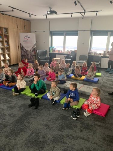 Przedszkolaki-podczas-warsztatow-w-Bibliotece-Pedagogicznej-7