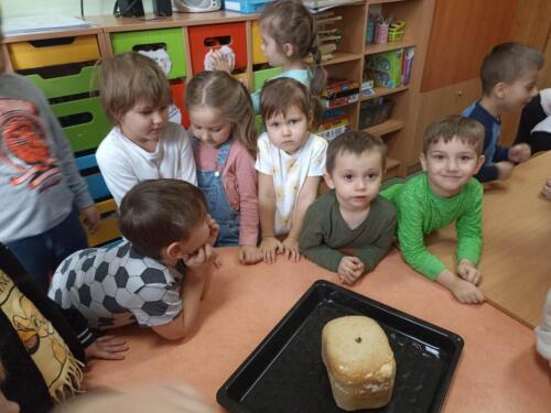 Dzieci-z-oddzialu-przedszkolnego-podczas-wypieku-chleba-w-wypiekaczu-do-chleba3