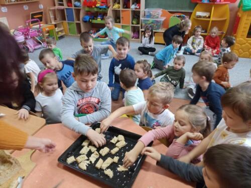 Dzieci-z-oddzialu-przedszkolnego-podczas-wypieku-chleba-w-wypiekaczu-do-chleba8