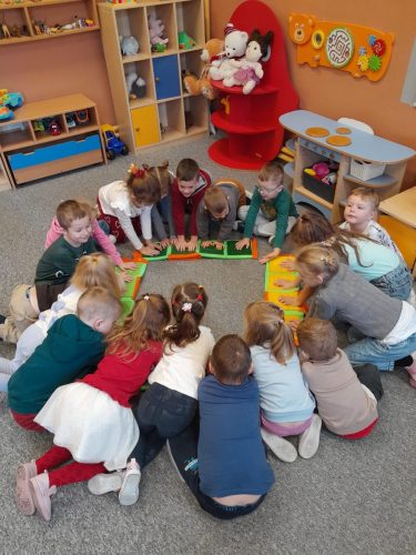 Przedszkolaki-podczas-zajec-sensorycznych-1