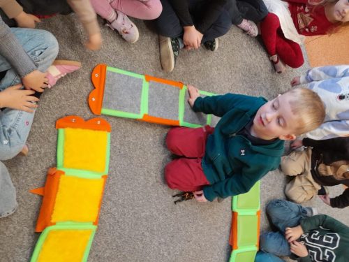 Przedszkolaki-podczas-zajec-sensorycznych-2