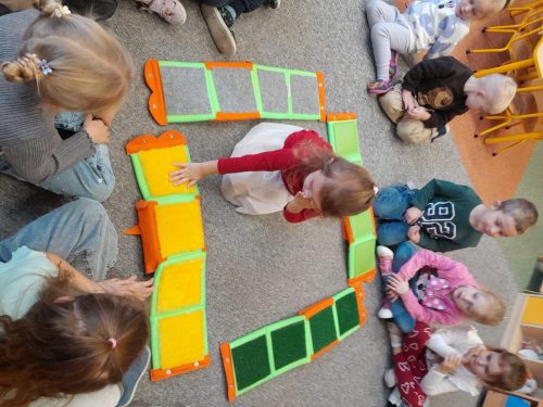 Przedszkolaki-podczas-zajec-sensorycznych-3