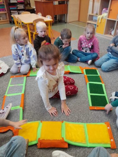 Przedszkolaki-podczas-zajec-sensorycznych-5