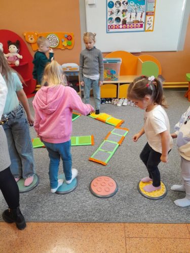 Przedszkolaki-podczas-zajec-sensorycznych-7