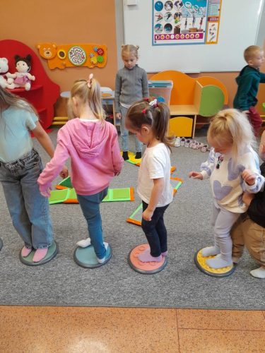 Przedszkolaki-podczas-zajec-sensorycznych-8