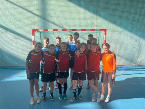 Reprezentacja-chlopcow-i-dziewczyn-podczas-zawodow-sportowych-w-pilke-nozna-kl.-VII-VIII-na-hali-spotowej-w-Niedzicy