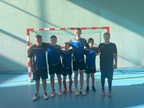Reprezentacja-chlopcow-podczas-zawodow-sportowych-w-pilke-nozna-kl.-VII-VIII-na-hali-spotowej-w-Niedzicy