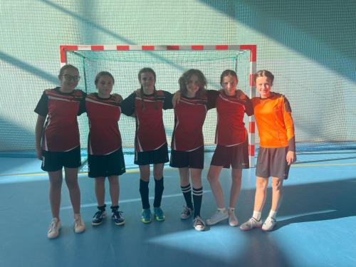 Reprezentacja-dziewczyn-podczas-zawodow-sportowych-w-pilke-nozna-kl.-VII-VIII-na-hali-spotowej-w-Niedzicy