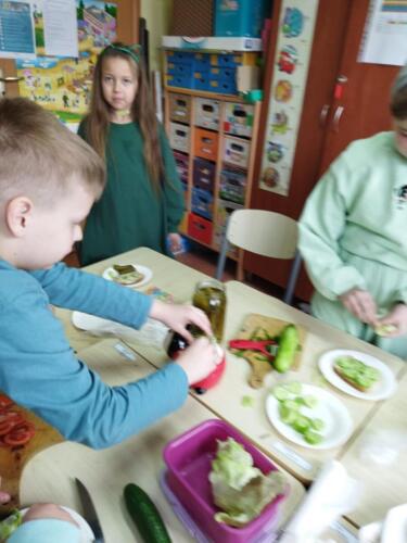 Uczniowie-w-klasach-podczas-zielonego-sniadania-11